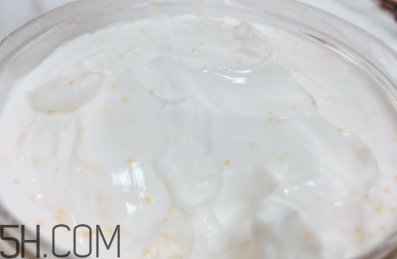 雅頓綠茶蜜滴舒體霜油不油？粘被子嗎？