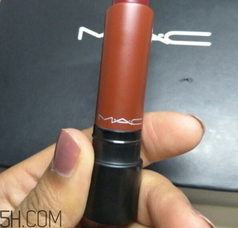 魅可和雅詩蘭黛哪個(gè)好？mac和雅詩蘭黛口紅對(duì)比