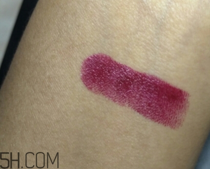 魅可和雅詩蘭黛哪個(gè)好？mac和雅詩蘭黛口紅對(duì)比