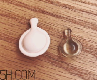 伊麗莎白雅頓眼部精華液油不油？長脂肪粒嗎？