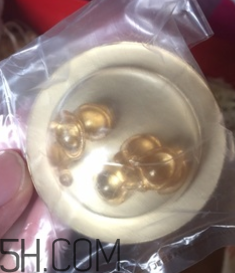 伊麗莎白雅頓眼部精華液油不油？長脂肪粒嗎？