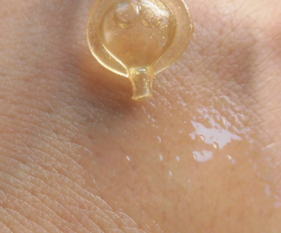 伊麗莎白雅頓眼部精華液油不油？長脂肪粒嗎？