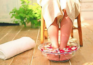 檸檬精油可以泡腳嗎？檸檬精油泡腳的好處有哪些？