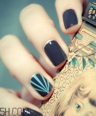 冬天涂什么指甲油好看？手黑涂什么指甲油好看？