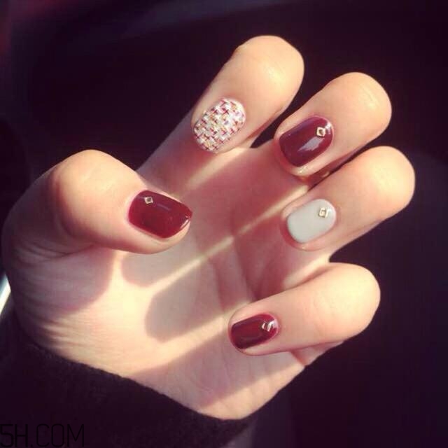 2018冬天涂什么顏色的指甲油好看？美甲小知識(shí)