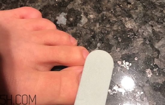 鏡面美甲怎么做步驟 怎么選購(gòu)指甲油 鏡面美甲怎么做步驟 怎么選購(gòu)指甲油