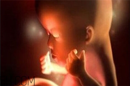 胎兒缺氧胎心會(huì)正常嗎？胎兒缺氧還會(huì)打嗝嗎？