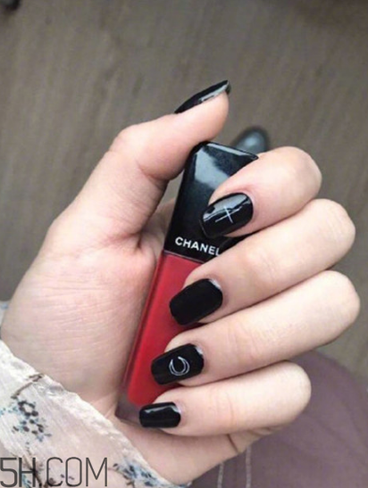 2018冬天涂什么顏色的指甲油好看？美甲小知識(shí)