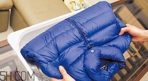 女裝羽絨服怎么保養(yǎng)？輕薄羽絨服怎么搭配？