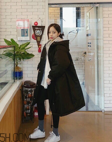 羽絨服怎么穿不顯胖？冬季好看的女裝羽絨服時(shí)尚搭配