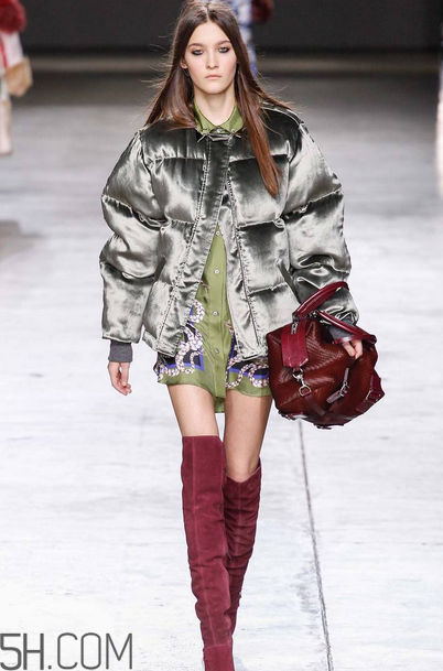 女裝羽絨服怎么挑選？羽絨服的清洗技巧