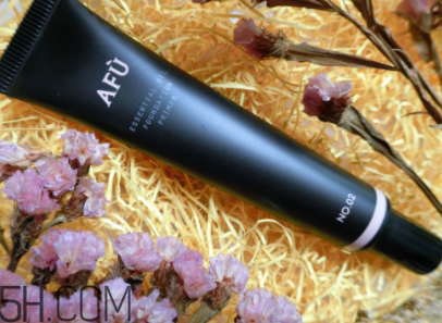 阿芙精油妝前乳色號有哪些？哪個色號能遮痘?。?></p><h3>阿芙精油妝前乳好用嗎</h3><p>包裝是以個性前沿的磨砂黑為主，磨砂黑看起來更有檔次、更精致（個人一直很喜歡磨砂色）。包裝開蓋的位置有一圈是能看到內部乳液的顏色的，很特別的包裝，個人很滿意。很白菜價，內含量為30g，份量挺足的，感覺夠用很久。我用的這一款是02號櫻花粉色，擠出來的乳液顏色是偏白粉色。乳液很潤，擠在手背上會像精油一樣具有緩慢的流動性。所以妝感很服帖，沙漠皮及干皮的妹子也是比較適合的。我個人是混油皮敏感性肌膚，T區(qū)油，U區(qū)干且有紅血絲，這款妝前乳使用了一上午后，感覺U區(qū)依然很滋潤，沒有出現(xiàn)起皮過敏的現(xiàn)象。如果你們還是不太了解自己是否適合的話，也可以將包裝殼上標識清楚的成分中用百度查看這些成分是否適合自己的皮膚狀態(tài)，這樣也是一個好的方法。我最喜歡的就是它遮蓋毛孔的能力，因為我臉兩頰的毛孔比較粗大，而這款針對毛孔粗大的效果蠻好的，我覺得挺適合我的。</p><p style=