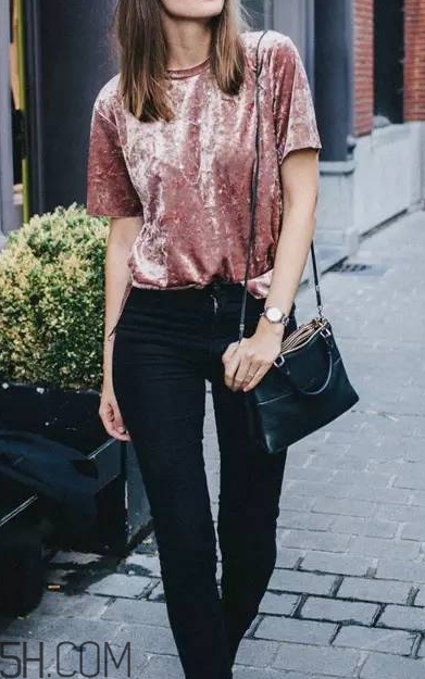 金絲絨褲子配什么上衣？金絲絨上衣搭配