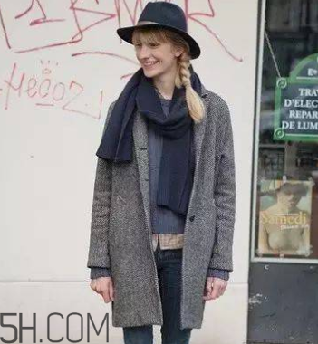 圍巾與大衣怎么搭配？灰色圍巾怎么搭配？