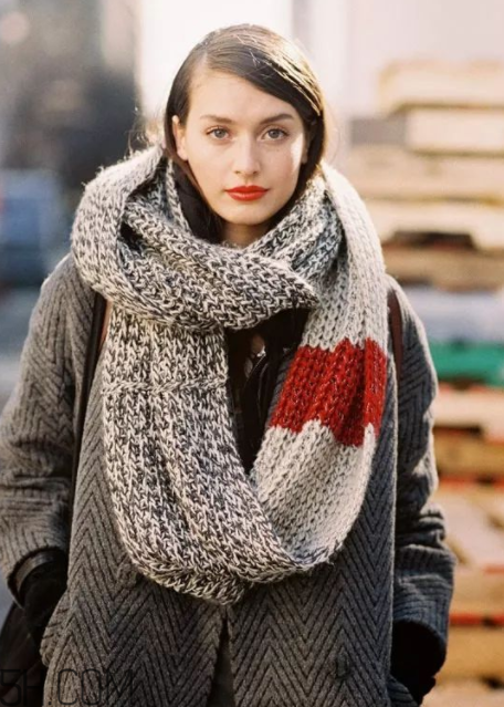 圍巾與大衣怎么搭配？灰色圍巾怎么搭配？