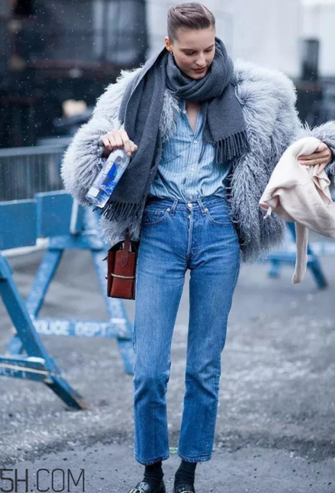 圍巾與大衣怎么搭配？灰色圍巾怎么搭配？