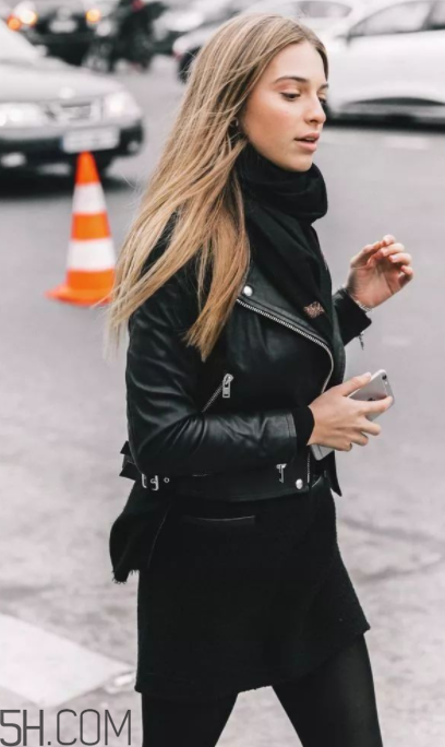 圍巾與大衣怎么搭配？灰色圍巾怎么搭配？