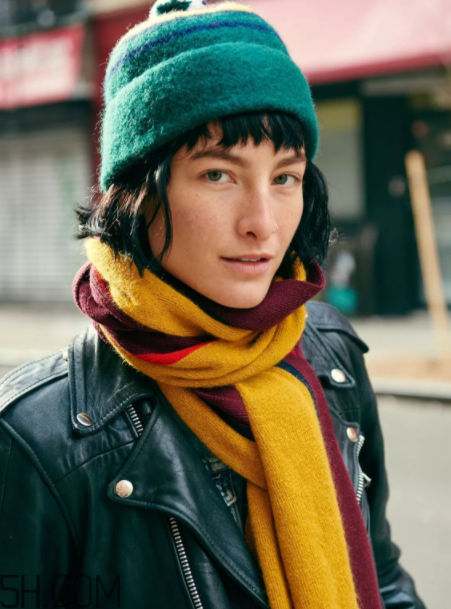 圍巾與大衣怎么搭配？灰色圍巾怎么搭配？