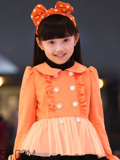 橘色衣服怎么搭配？橘色衣服搭配指南