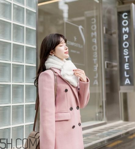 粉色大衣配什么顏色的圍巾？粉色大衣搭配圍巾圖片