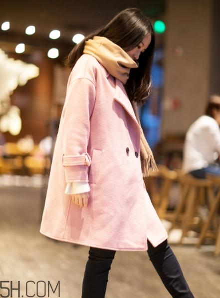 粉色大衣配什么顏色的圍巾？粉色大衣搭配圍巾圖片