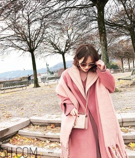粉色大衣配什么顏色的圍巾？粉色大衣搭配圍巾圖片