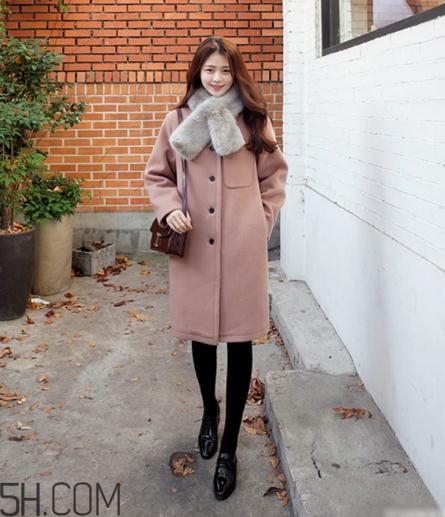 粉色大衣配什么顏色的圍巾？粉色大衣搭配圍巾圖片
