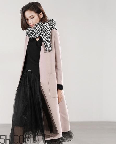 粉色大衣配什么顏色的圍巾？粉色大衣搭配圍巾圖片