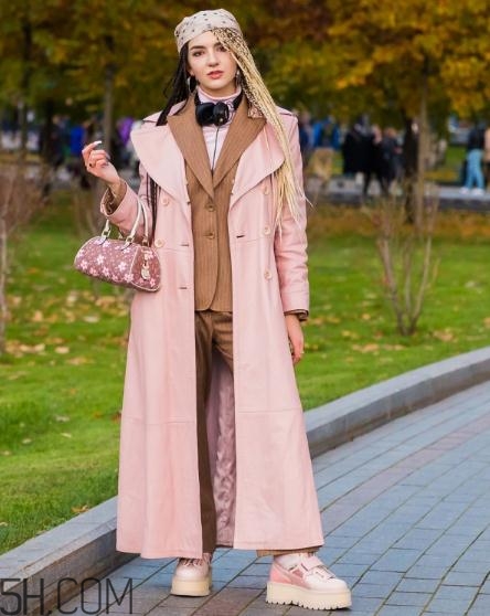 粉色包包配什么顏色衣服？粉色包包搭配服裝圖片