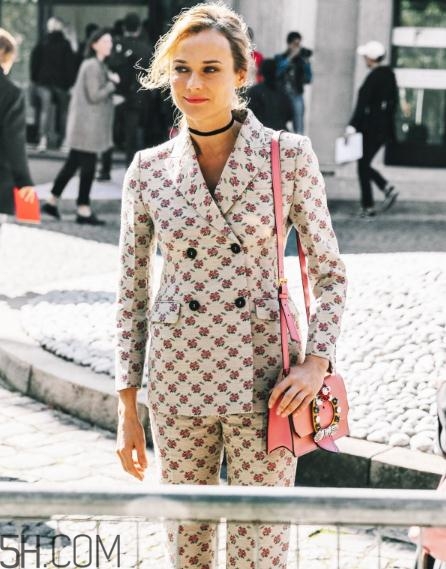 粉色包包配什么顏色衣服？粉色包包搭配服裝圖片