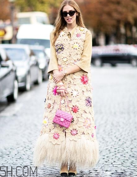 粉色包包配什么顏色衣服？粉色包包搭配服裝圖片