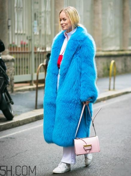 粉色包包配什么顏色衣服？粉色包包搭配服裝圖片