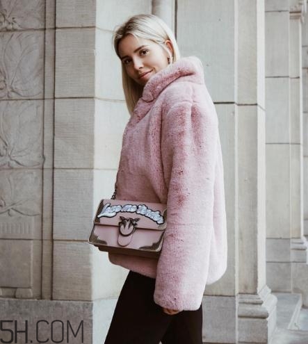 粉色包包配什么顏色衣服？粉色包包搭配服裝圖片