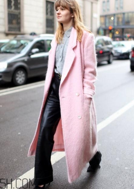粉色大衣里面怎么搭配？粉色大衣內(nèi)搭什么顏色？