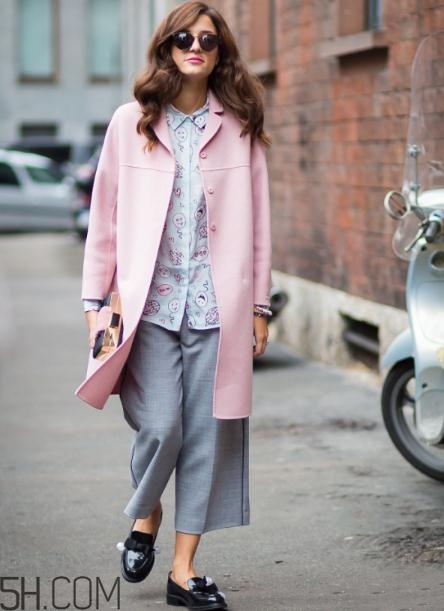 粉色大衣配什么褲子？粉色大衣搭配褲子圖片