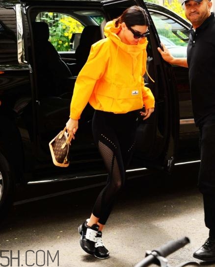 沖鋒衣搭配什么褲子好看？沖鋒衣搭配褲子圖片