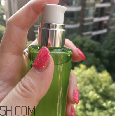 蘭蔻水光瓶后續(xù)要疊加面霜嗎？可以和精華疊加嗎？