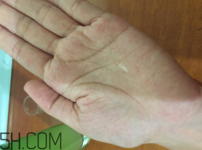 蘭蔻水光瓶后續(xù)要疊加面霜嗎？可以和精華疊加嗎？