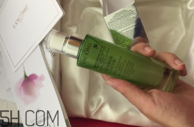 蘭蔻水光瓶后續(xù)要疊加面霜嗎？可以和精華疊加嗎？