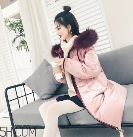 粉色羽絨服里面怎么搭配？粉色羽絨服內(nèi)搭什么？