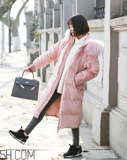 粉色羽絨服里面怎么搭配？粉色羽絨服內(nèi)搭什么？