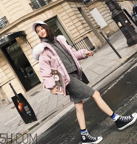 粉色羽絨服里面怎么搭配？粉色羽絨服內(nèi)搭什么？