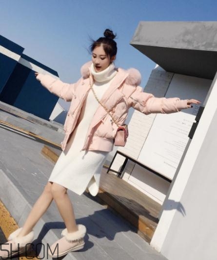 粉色羽絨服里面怎么搭配？粉色羽絨服內(nèi)搭什么？