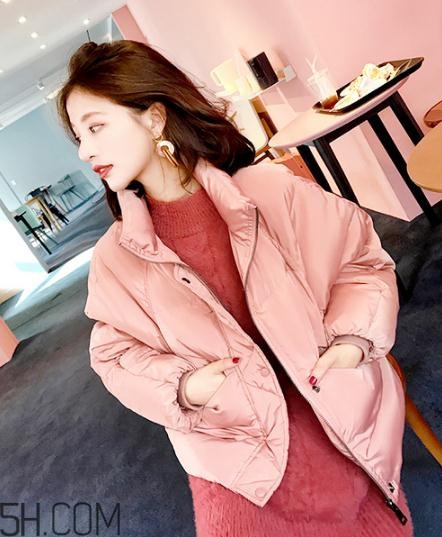 粉色羽絨服里面怎么搭配？粉色羽絨服內(nèi)搭什么？