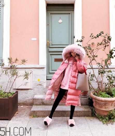 粉色羽絨服里面怎么搭配？粉色羽絨服內(nèi)搭什么？