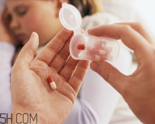 扁桃體發(fā)炎可以吃哪些水果？扁桃體發(fā)炎和咽喉炎有什么區(qū)別？