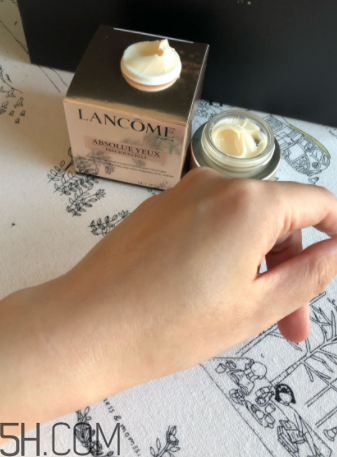 蘭蔻菁純眼霜與小黑瓶眼霜有什么區(qū)別？哪個好用？