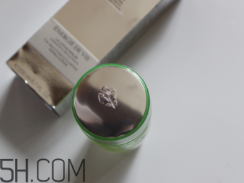 蘭蔻水光潤養(yǎng)美容液油不油？適合油皮嗎？