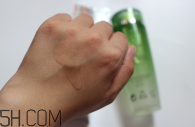 蘭蔻水光潤養(yǎng)美容液油不油？適合油皮嗎？