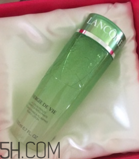 蘭蔻水光潤養(yǎng)美容液油不油？適合油皮嗎？